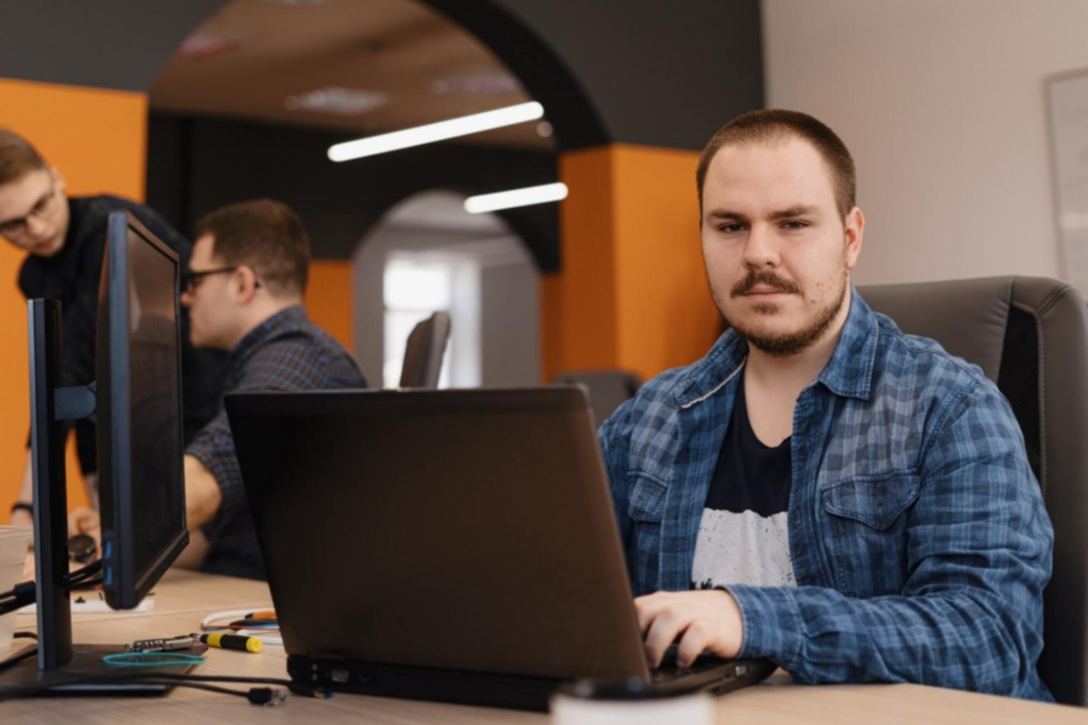 Mentor i polaznik rade zajedno na projektu